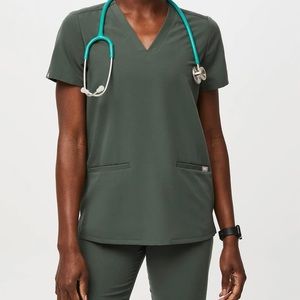 Figs Casma Three Pocket Scrub Top in Size Small